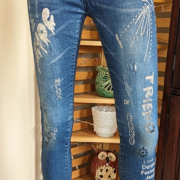 Back DG Denim - Back DG Distressed Graffiti Jeans(Jr's 7, Adult 6S)
